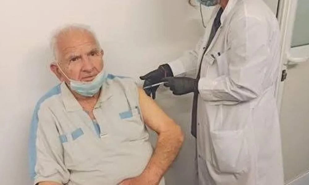 O τελευταίος επιζών 95χρονος Ιερολοχίτης εμβολιάστηκε